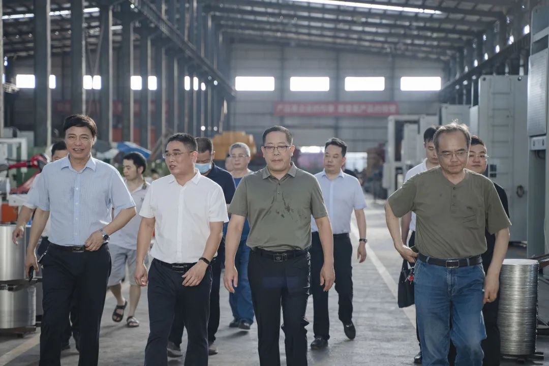 衡東縣縣委副書(shū)記、縣長(cháng)對朝陽(yáng)集團自動(dòng)化生產(chǎn)線(xiàn)進(jìn)行視察